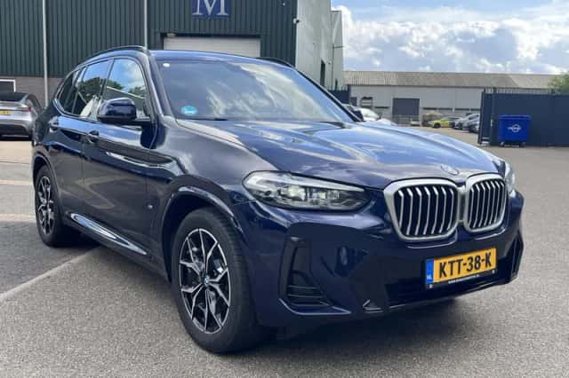 BMW X3 (2024) thumbnail 3