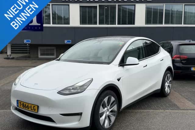 Tesla Model Y (2023) thumbnail 1