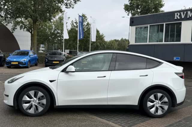 Tesla Model Y (2023) thumbnail 2