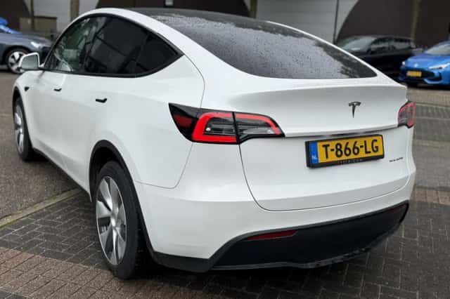 Tesla Model Y (2023) thumbnail 3