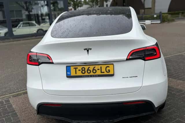 Tesla Model Y (2023) thumbnail 4
