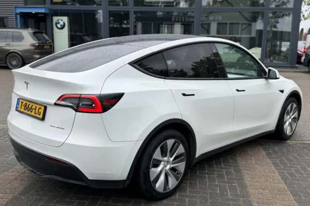 Tesla Model Y (2023) thumbnail 6