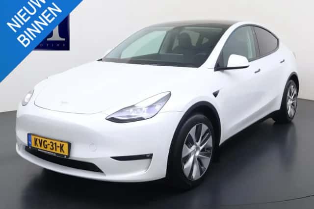 Tesla Model Y (2024) thumbnail 1