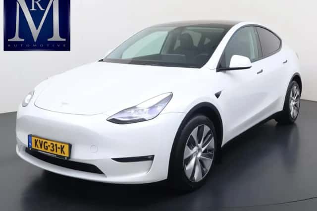 Tesla Model Y (2024) thumbnail 1