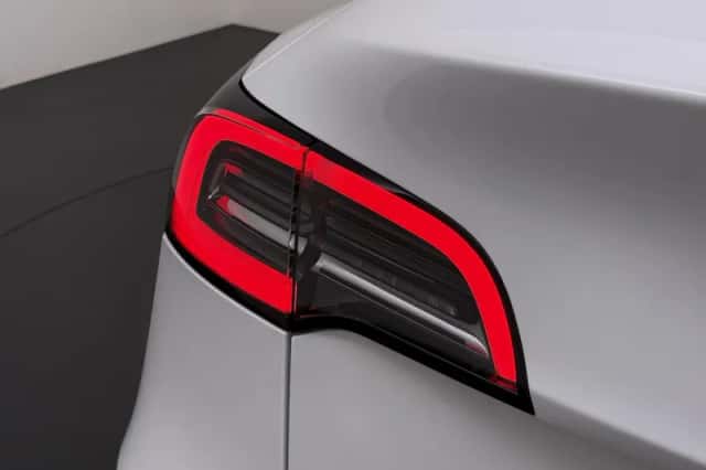 Tesla Model Y (2024) thumbnail 2