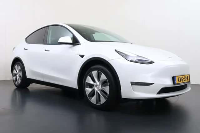 Tesla Model Y (2024) thumbnail 3