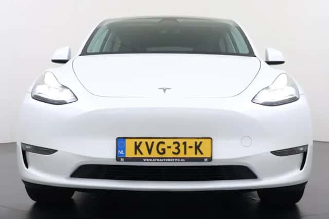 Tesla Model Y (2024) thumbnail 4