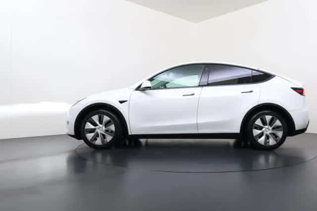 Tesla Model Y (2024) thumbnail 5
