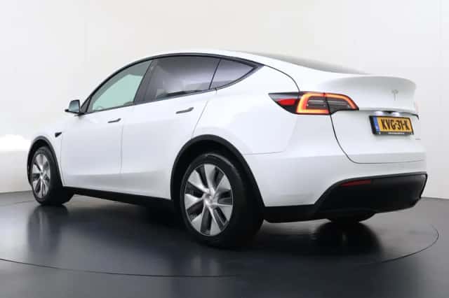 Tesla Model Y (2024) thumbnail 6
