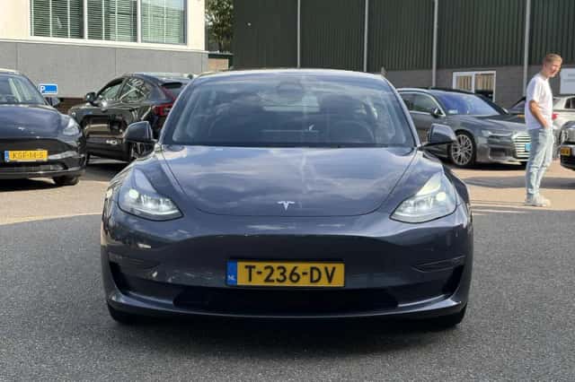 Tesla Model 3 (2023) thumbnail 3