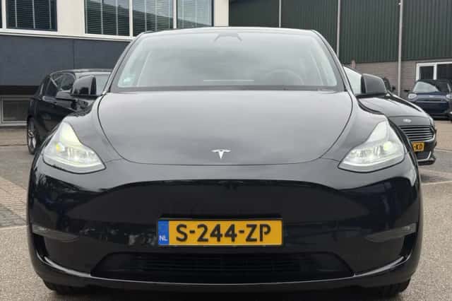 Tesla Model Y (2023) thumbnail 3