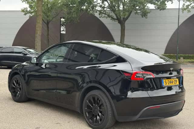Tesla Model Y (2023) thumbnail 6