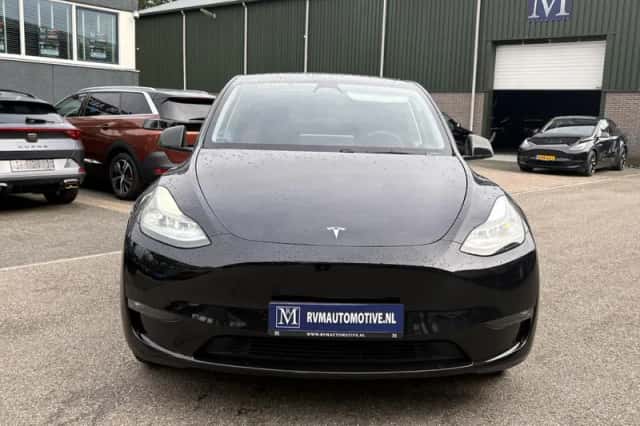 Tesla Model Y (2023) thumbnail 5