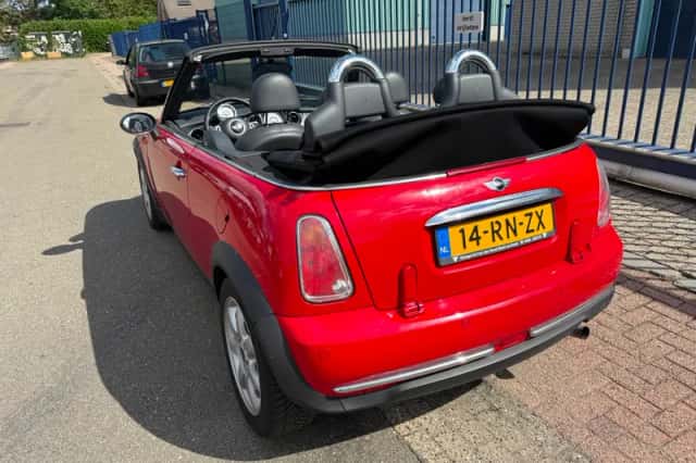 MINI Cabrio (2005) thumbnail 2