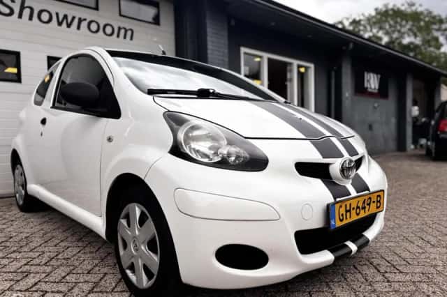 Toyota Aygo (2010) thumbnail 3
