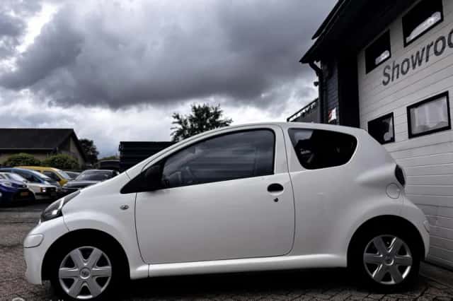 Toyota Aygo (2010) thumbnail 4