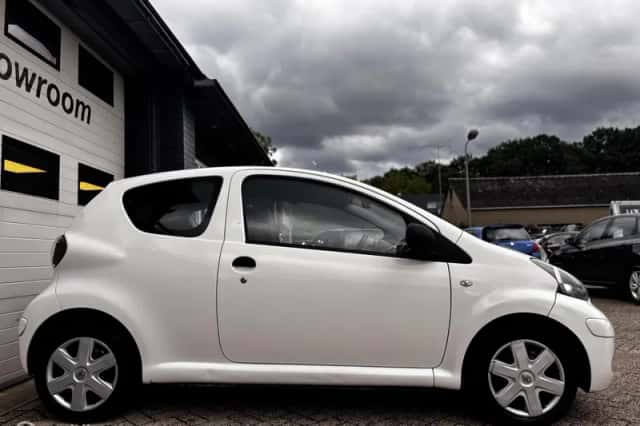 Toyota Aygo (2010) thumbnail 5