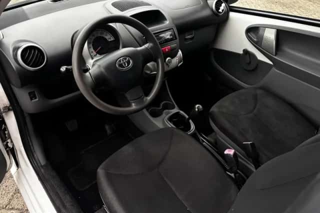 Toyota Aygo (2010) thumbnail 6