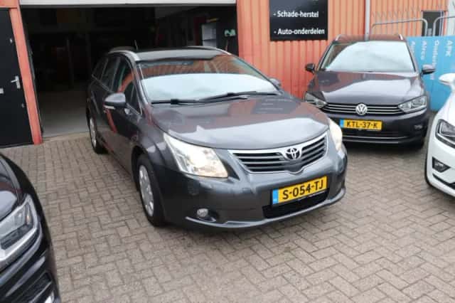 Toyota Avensis (2011) thumbnail 2