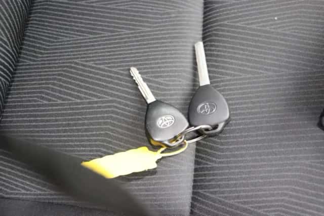 Toyota Avensis (2011) thumbnail 3