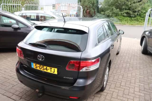 Toyota Avensis (2011) thumbnail 5