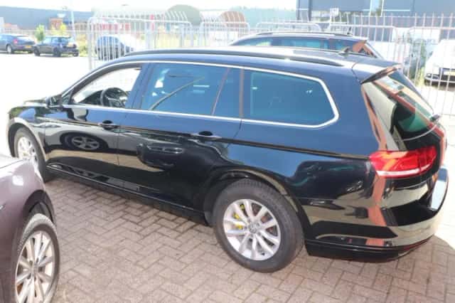 Volkswagen Passat (2018) thumbnail 2