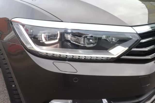 Volkswagen Passat (2015) thumbnail 2