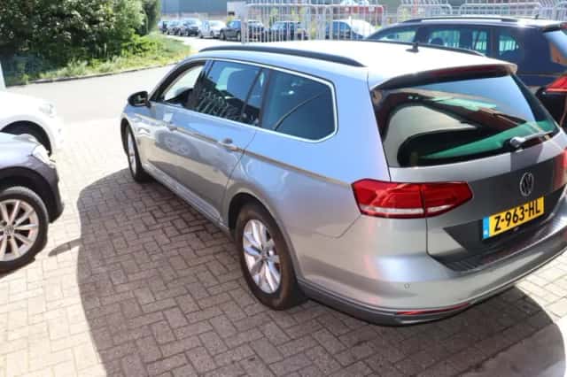 Volkswagen Passat (2018) thumbnail 2