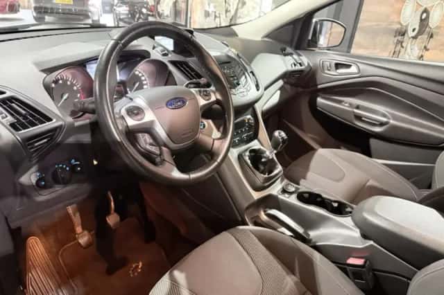 Ford Kuga (2016) thumbnail 3