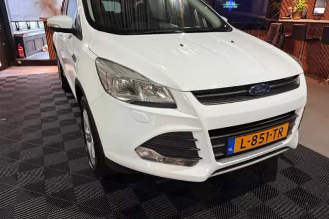 Ford Kuga (2016) thumbnail 6