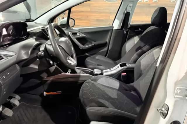 Peugeot 2008 (2017) thumbnail 6
