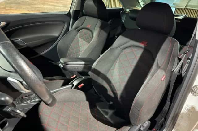 SEAT Ibiza (2010) thumbnail 3