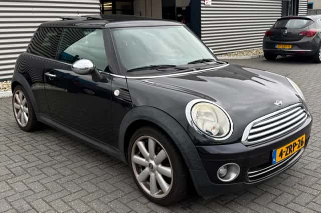 MINI Cooper (2007) thumbnail 3