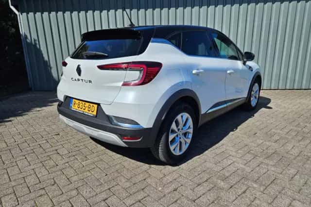 Renault Captur (2022) thumbnail 4