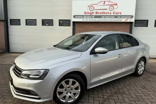 Volkswagen Jetta (2015) thumbnail 2