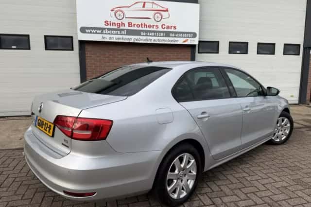 Volkswagen Jetta (2015) thumbnail 4