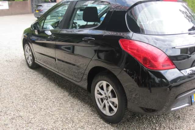 Peugeot 308 (2011) thumbnail 5