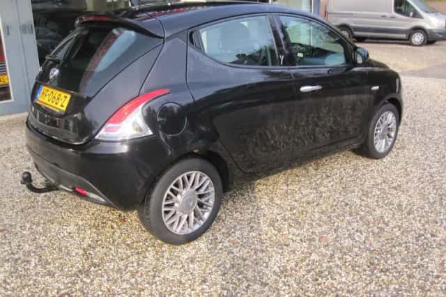 Lancia Ypsilon (2011) thumbnail 3