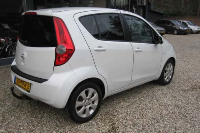 Opel Agila (2010) thumbnail 3