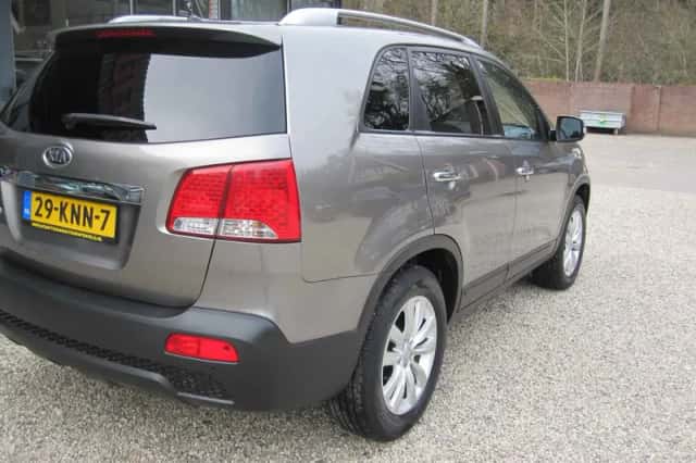 Kia Sorento (2010) thumbnail 3