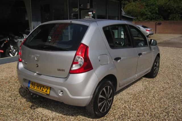 Dacia Sandero (2009) thumbnail 3