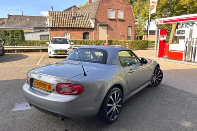 Mazda MX-5 (2011) thumbnail 2
