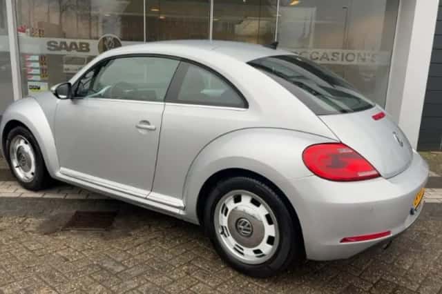 Volkswagen Beetle (2012) thumbnail 4