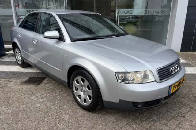 Audi A4 (2001) thumbnail 2