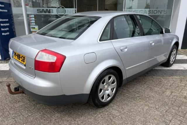 Audi A4 (2001) thumbnail 4