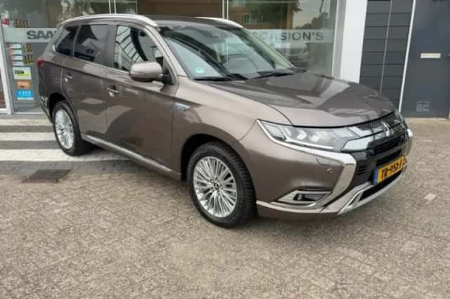 Mitsubishi Outlander (2018) thumbnail 2