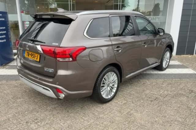Mitsubishi Outlander (2018) thumbnail 3