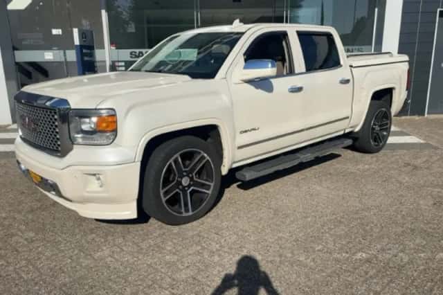 GMC Sierra Denali (2015) thumbnail 1