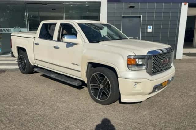 GMC Sierra Denali (2015) thumbnail 2