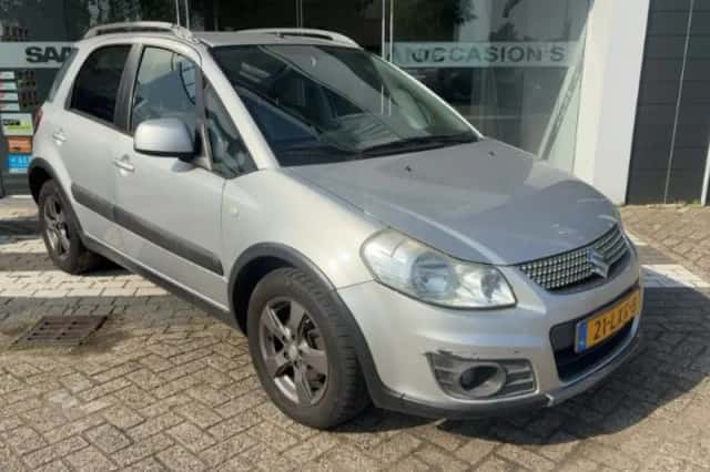 Suzuki SX4 (2010) thumbnail 2